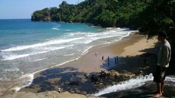 Banyu Anjlok, Air Terjun yang Jatuh ke Pantai di Malang