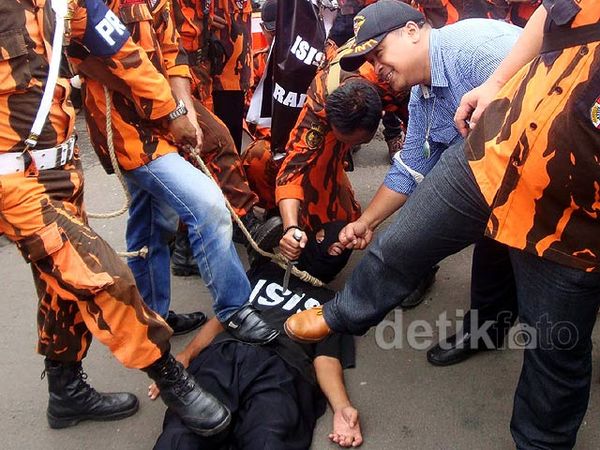 Pemuda Pancasila Lakukan Teatrikal Tolak ISIS