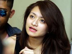 Model Cantik Nathalie Holscher Jajal Jadi Vokalis Band