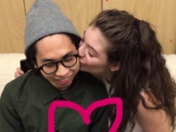 Ciuman Mesra Lorde untuk Sang Kekasih Rayakan Dua Tahun Usia Pacaran