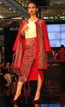 Alleira Rilis Koleksi Batik Bernuansa Bunga yang Elegan di Fashiontastic PIM