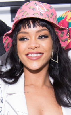 Rihanna Buat Bucket Hat Kembali Jadi Tren Fashionista