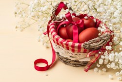 Ingin Telur Berwarna Merah Alami dan Wangi? Rebus Saja dengan Angkak dan Daun Salam!