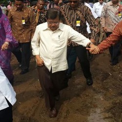 Blusukan ke Karawang, JK Terjang Tanah Becek