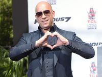 Vin Diesel Cetak Kaki dan Tangan di Hollywood