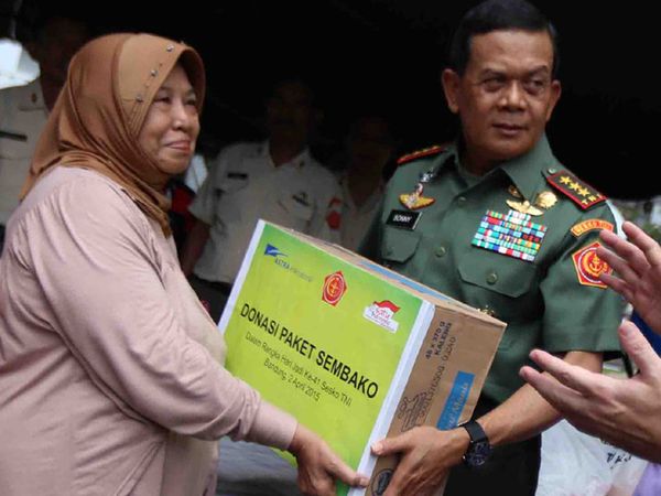 Pembagian Sembako di Komplek Sesko TNI Bandung