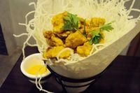 Ngopi Sambil Ngemil Chicken Popcorn di Kafe Bernuansa Industrial