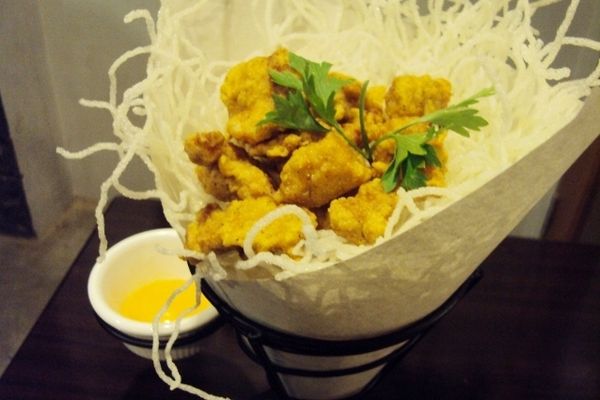 Ngopi Sambil Ngemil Chicken Popcorn di Kafe Bernuansa Industrial