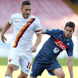 Roma Menjamu Napoli di Olimpico, Lazio Mengintai