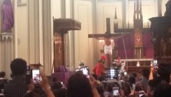 Jemaat Gereja Katedral Menangis Saksikan Prosesi Jalan Salib