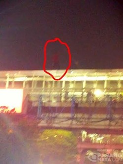 Takut Pria yang Berdiri di Atas JPO Semanggi Lompat, Polisi Hati-hati Membujuk