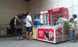 Pengunjung Monas Lebih Suka Jajan di PKL Ketimbang di Kantin, Mengapa?