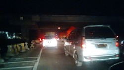 Macet Parah di Tol Cikampek, Pengendara Pilih Istirahat di Bahu Jalan