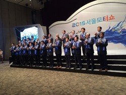 Hari Pertama, Seoul Motor Show 2015 Jadi Lautan Manusia