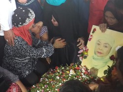 Isak Tangis Warnai Pemakaman Mpok Nori