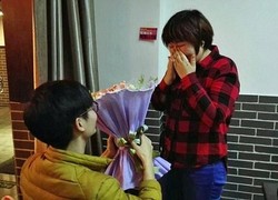 Unik, Pria Ini Lamar Kekasih dengan Buket Bunga Isi Daging