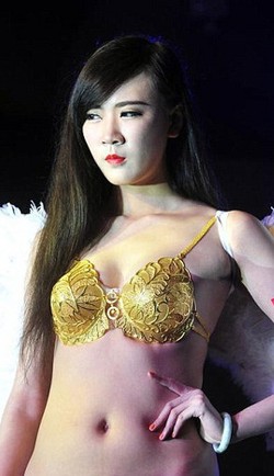 Model China Tampilkan Bikini Berlapis Emas Seharga Rp 771 Jutaan