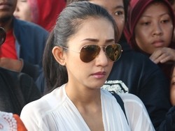 Cut Memey Kembali Bernyanyi Lewat Biar Cinta