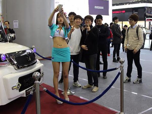 SPG Cantik Dipaksa Selfie di Seoul Motor Show