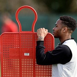 Carragher Kritik Cara Sterling Tangani Saga Kontraknya