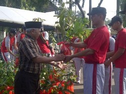 Jelang HUT ke-63 Kopassus, Mayjen Doni Monardo Bagikan 10 Ribu Bibit Pohon
