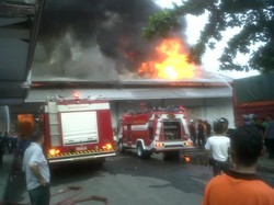 Gudang Indomarko Berisi Makanan Ringan di Sleman Terbakar