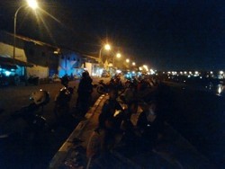 Pelabuhan Jadi Lokasi Favorit Warga Pasuruan Nobar Gerhana Bulan