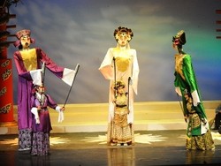 Cerita Manusia dan Siluman di Pementasan Opera Ular Putih