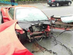 Melesat Tak Terkendali, Ferrari 458 Ini Hancur Berantakan