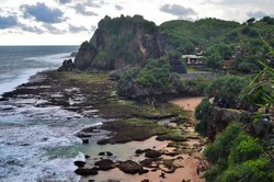 Asyiknya Akhir Pekan di Pantai Ngobaran, Yogyakarta