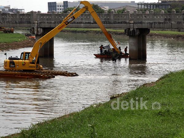 Membersihkan Kanal Banjir Timur