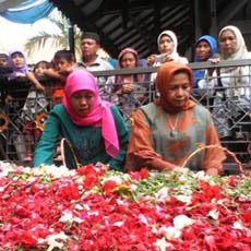Ziarah di Makam Gus Dur, Khofifah Janji Perhatikan Makam Pahlawan Nasional