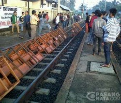 Tarif KA Naik, Penumpang Blokir Rel di Stasiun Tenjo