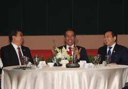 Tawa Jokowi dan Pimpinan DPR di Meja Bundar Rapat Konsultasi