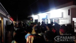 Demo di Stasiun Cikoya Pagi-pagi Buta, Penumpang Tidur-tiduran di Rel KRL