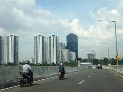 Waduh! Pemotor Ini Nekat Melintas di JLNT Casablanca