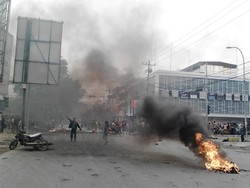 Tolak Relokasi, Ratusan Pedagang di Medan Blokir 2 Jalan Protokol