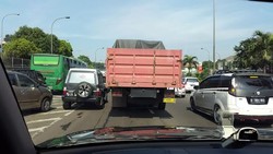 Beberapa Pekan Lancar, JORR Kembali Macet Lagi karena Truk Bebas Masuk!