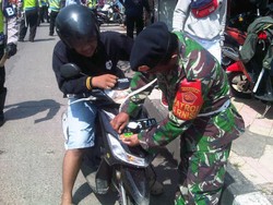 Operasi Simpatik, Polisi dan TNI Tegur Pemotor yang Pasang Stiker TNI