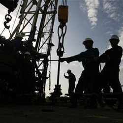 Harga Minyak Anjlok, Perusahaan Migas RI Tak Buka Lowongan Kerja?