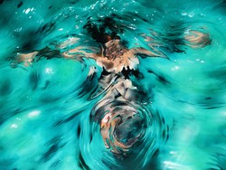 Cantiknya Wanita Sedang Berenang Dilukis Abstrak