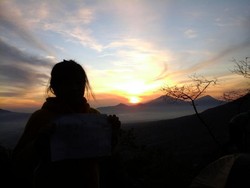 Menikmati Sunrise dari Puncak Sindoro
