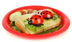 Si Kecil Suka Rewel Makan? Coba Siasati dengan Menampilkan Makanan dengan Cara Menarik Ini (2)