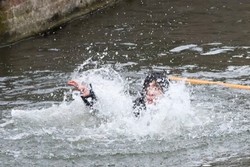 Dikira Bercanda, Turis Tenggelam di Cambridge Malah Ditertawakan