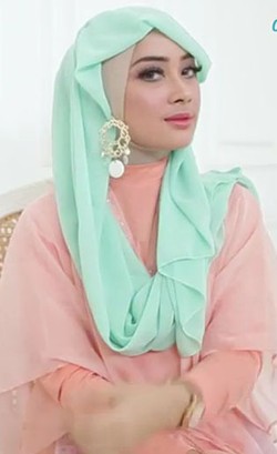 Bergaya Eksentrik Pakai Satu Anting dengan Tutorial Hijab Ini