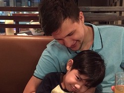 Risty Tagor Juga Pamer Foto Kedekatan Anak Semata Wayang dengan Stuart Collin