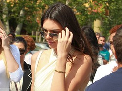 Berbusana Kelinci, Kendall Jenner Pamer Bokong