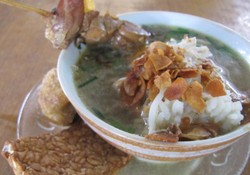 Mengisi Energi dengan Ngiras Soto Kudus Mbak Lin yang Populer