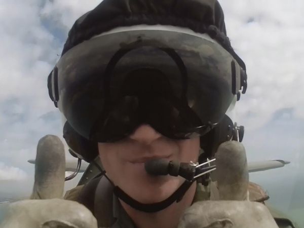 Selfie ala Pangeran Harry di Pesawat Tempur Spitfire