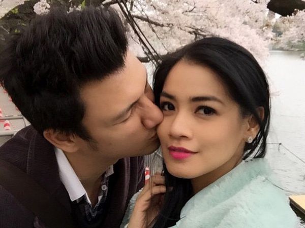 Sweet... Christian Sugiono Kecup Titi Kamal di Bawah Pohon Sakura